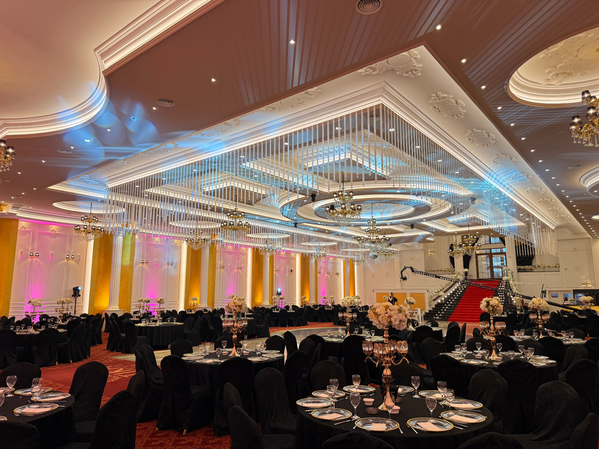 Salla e brendshme e dasmës me llambadarë kristal dhe dekor luksoz