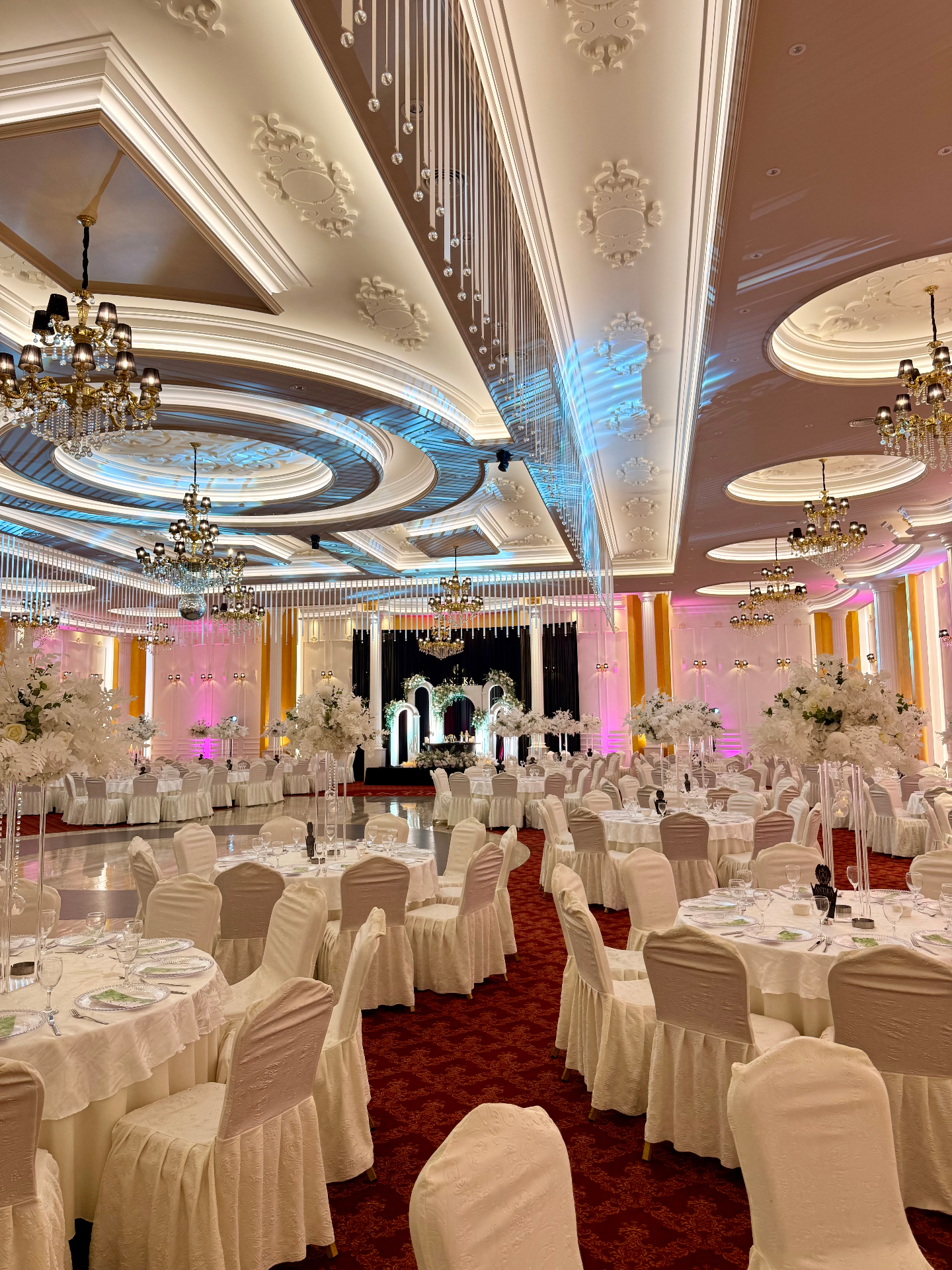 Pamje vertikale e sallës me dekor luksoz