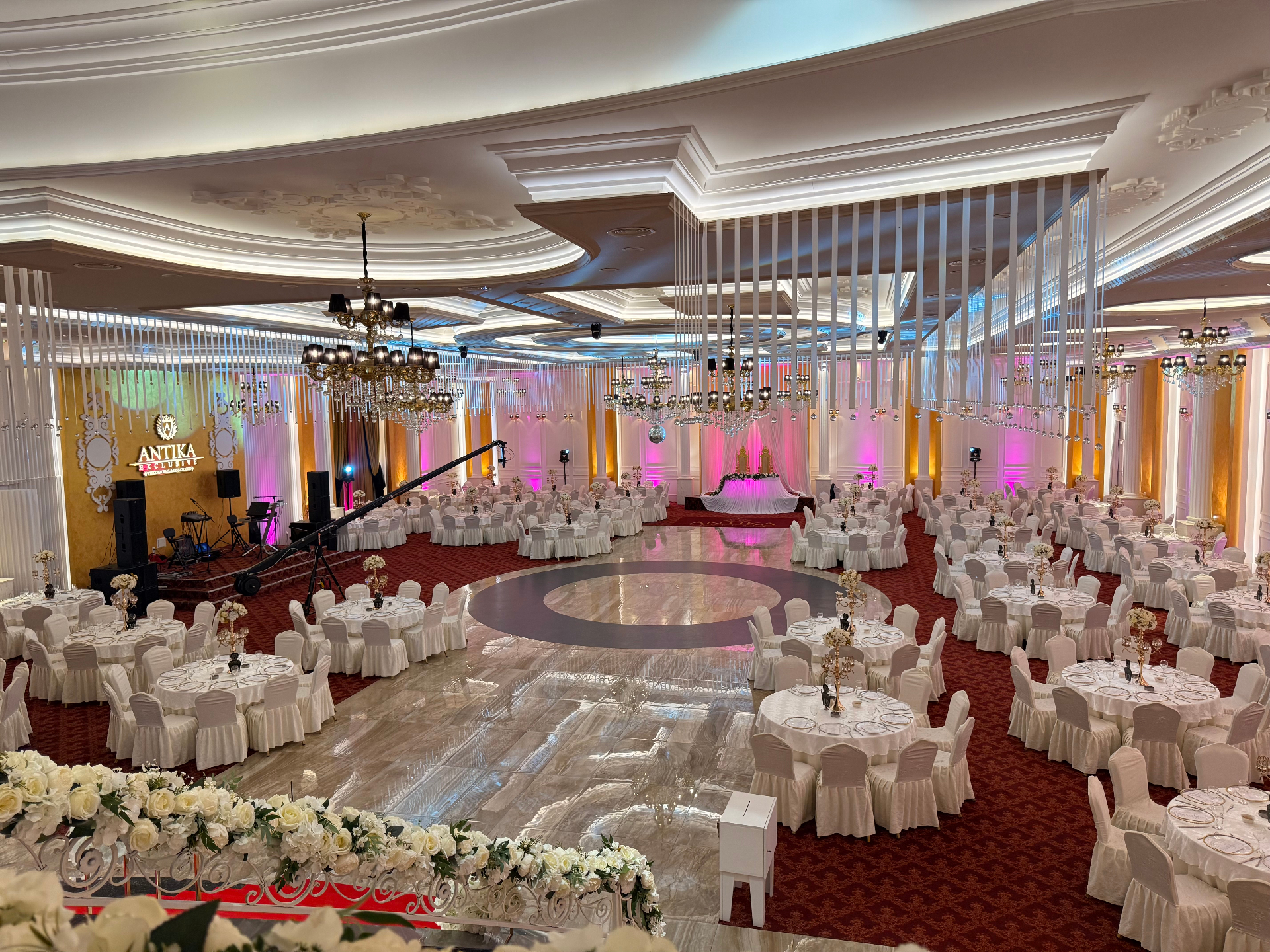 Salla panoramike me parket vallëzimi dhe llambadarë