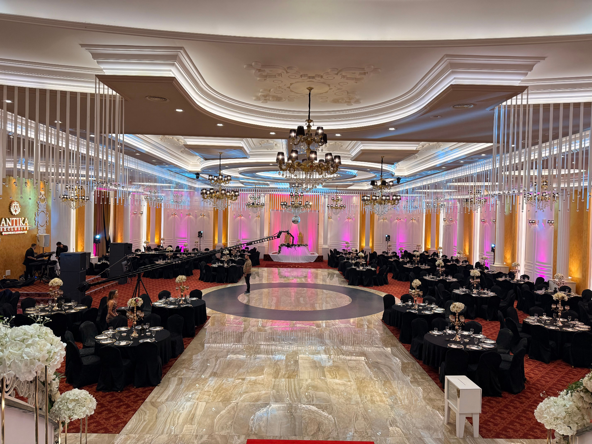 Pamje panoramike e sallës me pistë vallëzimi mermeri