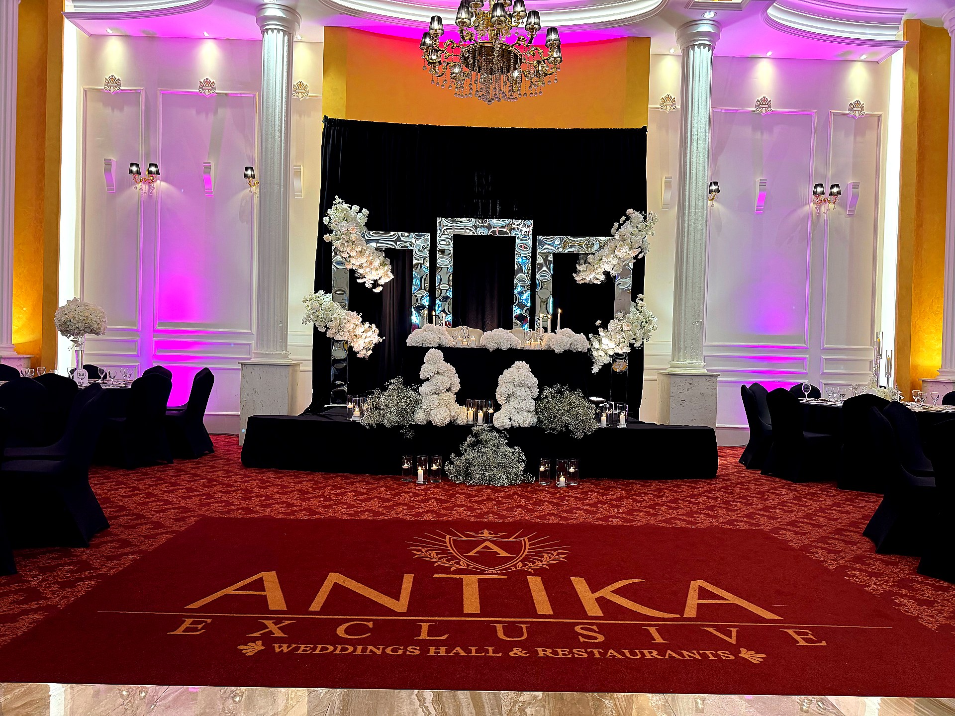 Antika Exclusive — skena e nuses me dekor floral dhe tapeti