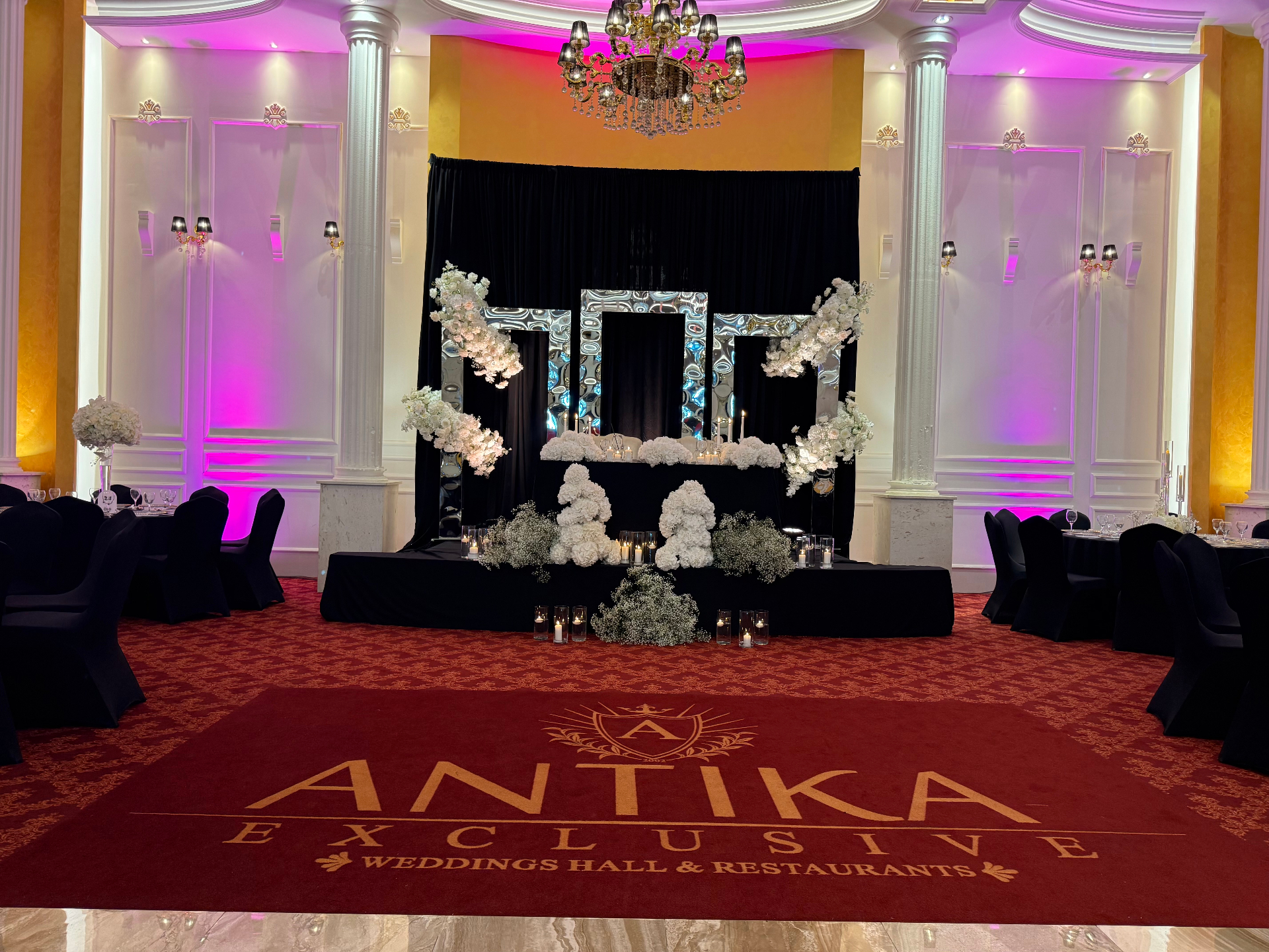 Skena e nuses me dekor floral dhe tapeti i Antika Exclusive