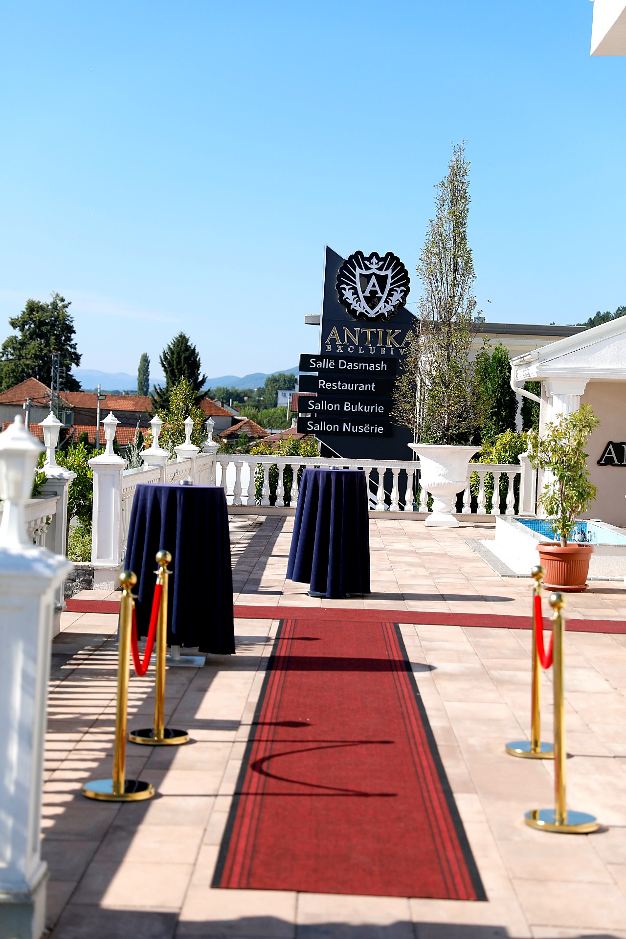 Salla 1 — tapeti i kuq dhe tabela Antika Exclusive në hyrje